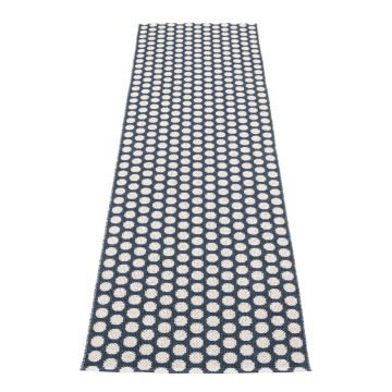 Covor tip traversă pentru interior și exterior albastru închis 70x250 cm Noa Dark Blue – Pappelina